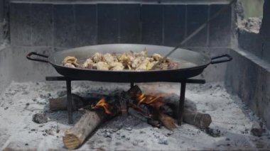 Aşçı İspanyol geleneksel yemeklerini pişirirken fırında tavuklu bir paella.