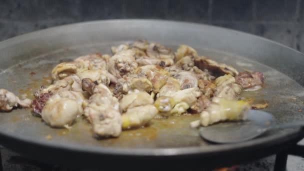 Trozos Pollo Frito Una Paella Valencia Comida Tradicional Española — Vídeo de stock