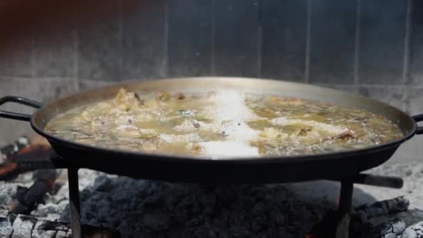 Dorosła Ręka Miesza Ryż Patelni Hiszpańskie Tradycyjne Jedzenie — Wideo stockowe