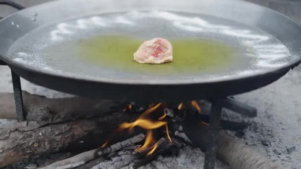 Trozo Pollo Medio Una Paella Fuego Comida Tradicional Española — Vídeo de stock