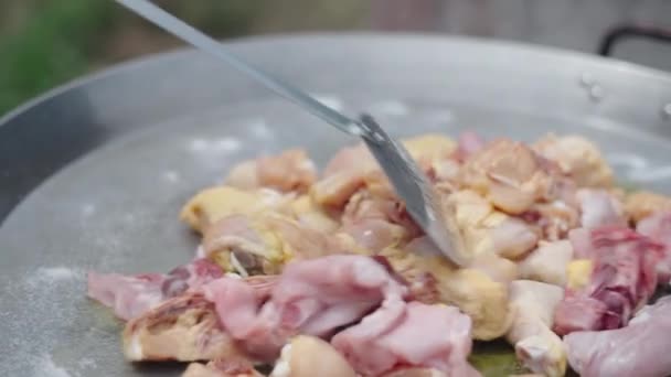 Μάγειρας Ανακατεύει Κρέας Στην Παέγια Ένα Κουπί Ισπανικό Παραδοσιακό Φαγητό — Αρχείο Βίντεο