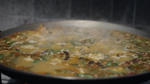Woda Gotuje Się Paelli Resztą Składników Hiszpańskiej Tradycyjnej Żywności — Wideo stockowe