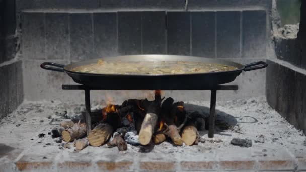 Paella Jest Gotowana Nad Kominkiem Walencji Hiszpańskie Tradycyjne Jedzenie — Wideo stockowe