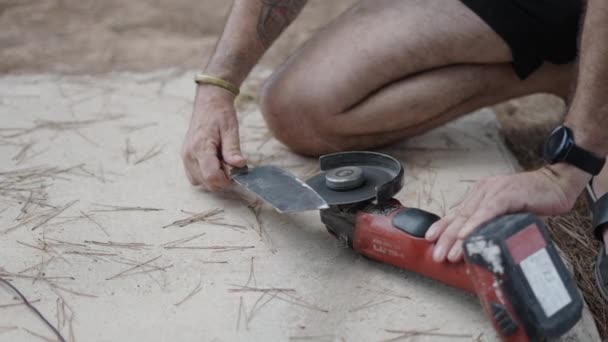Ένας Αγνώριστος Άνθρωπος Ακονίζει Ένα Μαχαίρι Ένα Πριόνι Ισπανικό Παραδοσιακό — Αρχείο Βίντεο