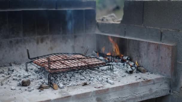 Widok Grilla Żar Ogień Obok Hiszpańskie Tradycyjne Jedzenie — Wideo stockowe