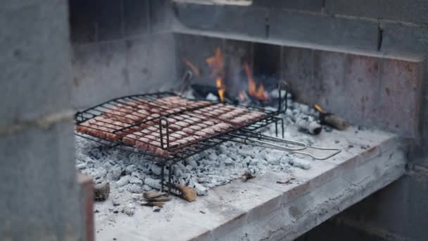 Nierozpoznawalny Człowiek Wywraca Grill Góry Nogami Hiszpańskie Tradycyjne Jedzenie — Wideo stockowe
