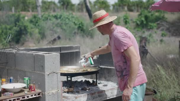 Ένας Μάγειρας Ρίχνει Ρύζι Ένα Πιάτο Παέγια Στη Βαλένθια Ισπανικό — Αρχείο Βίντεο