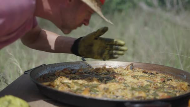 Μάγειρας Μυρίζει Την Φρεσκομαγειρεμένη Παέγια Στη Βαλένθια Ισπανικό Παραδοσιακό Φαγητό — Αρχείο Βίντεο
