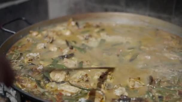 Ein Mann Rührt Die Paella Brühe Spanien Traditionelle Spanische Küche — Stockvideo
