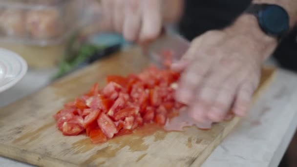 Мужчина Рубит Помидоры Кубики Валенсии Традиционная Испанская Еда — стоковое видео