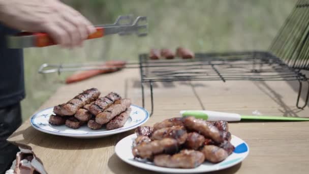 Hombre Quita Carne Las Parrillas Con Pinzas Comida Tradicional Española — Vídeos de Stock