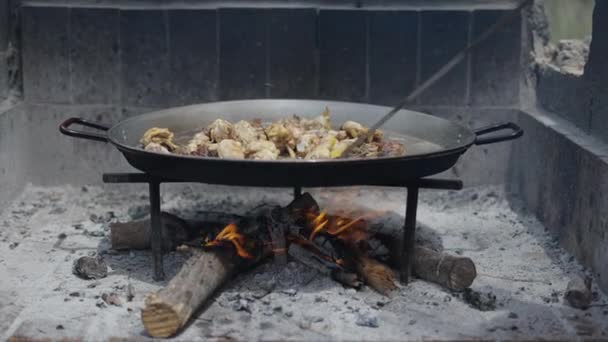 Paella Sporáku Kuřetem Uvnitř Zatímco Kuchař Míchá Španělské Tradiční Jídlo — Stock video