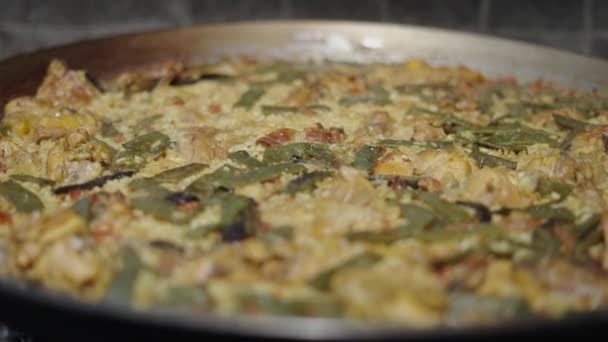 Paella Připravena Jíst Párou Tekoucí Ven Španělské Tradiční Jídlo — Stock video