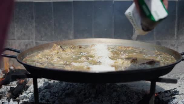 Cocinero Irreconocible Arroja Arroz Paella Comida Tradicional Española — Vídeo de stock