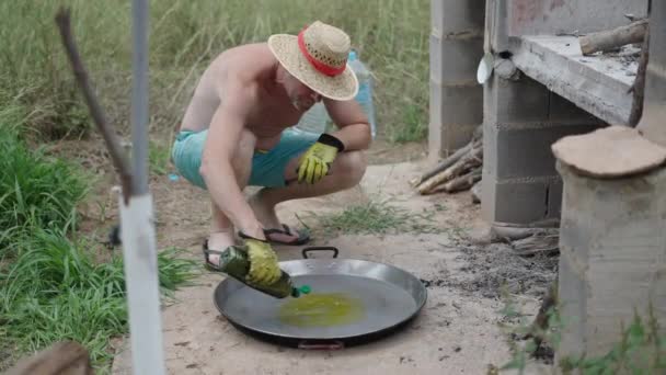 Caucasian Man Pouring Oil Paella Dish Spanish Traditional Food — Stock Video