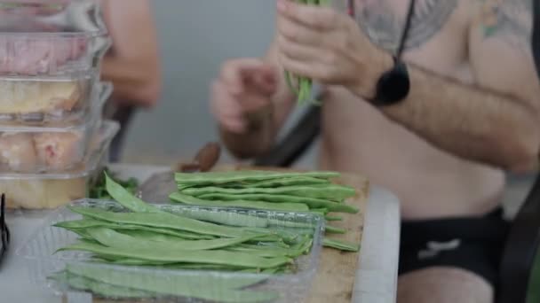 スペインでいくつかのバウチョーを切る大人の男 スペインの伝統的な食べ物 — ストック動画