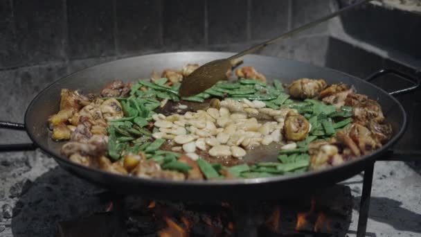 Nahaufnahme Einer Holzbefeuerten Paella Die Zubereitet Wird Traditionelle Spanische Küche — Stockvideo