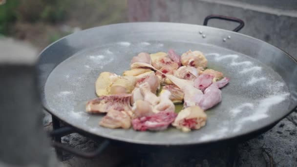 Cook Places Chicken Pieces While Others Cook Paella Pan Ισπανικό — Αρχείο Βίντεο