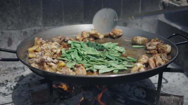 Paella Gotowana Ogniu Przez Nierozpoznawalnego Mężczyznę Hiszpańska Tradycyjna Żywność — Wideo stockowe