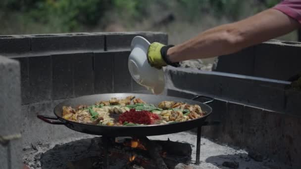 Unbekannter Mann Rosa Shirt Legt Tomaten Paella Traditionelles Spanisches Essen — Stockvideo
