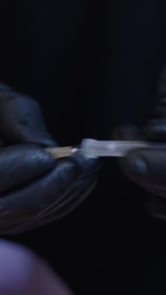 Doktorlar Bir Klinikteki Şırıngayı Fhd Dikey Sağlık Konseptinde Manipüle Ediyorlar — Stok video