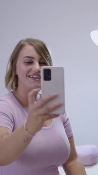 Doktor Hastası Akıllı Telefondan Bir Şey Görüp Gülümsüyor Sağlık Konsepti — Stok video