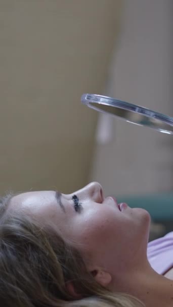 Wunderschöne Blonde Frau Blickt Nach Lippenbehandlung Den Spiegel Gesundheitskonzept Fhd — Stockvideo