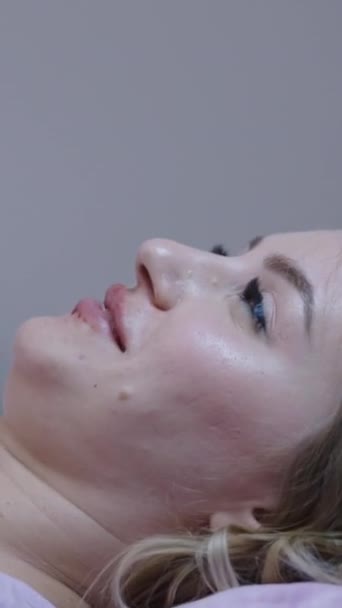 Meisje Met Bloederige Lip Lacht Naar Camera Healthcare Concept Fhd — Stockvideo