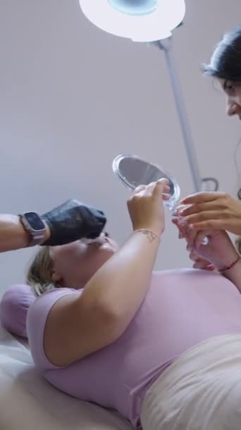Blondynka Patrzy Siebie Lustrze Podczas Zabiegu Kosmetycznego Koncepcja Opieki Zdrowotnej — Wideo stockowe