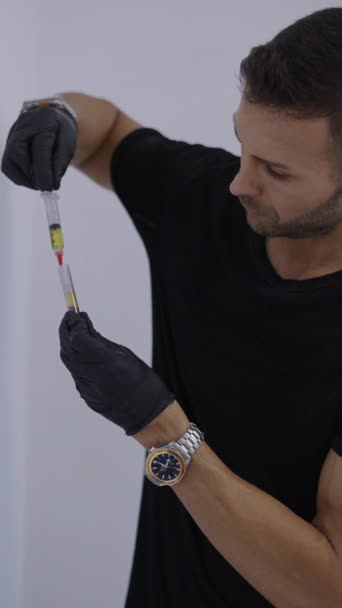 Mužský Lékař Vstřikuje Injekční Stříkačku Již Odstředěnou Prp Fhd Vertikální — Stock video