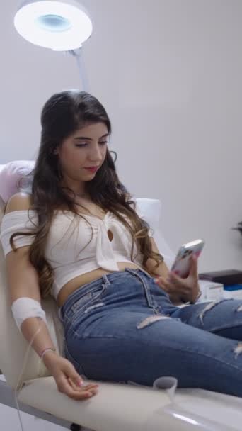 Bella Donna Bruna Prende Selfie Durante Trattamento Sieroterapia Fhd Video — Video Stock