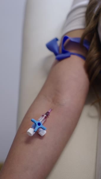 Ivを注入した女性腕 医師がIvに触れている間 Fhd垂直ビデオ — ストック動画