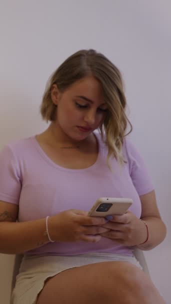 Dvě Dívky Dívají Své Mobilní Telefony Sedí Usmívá Zdravotnictví Koncept — Stock video