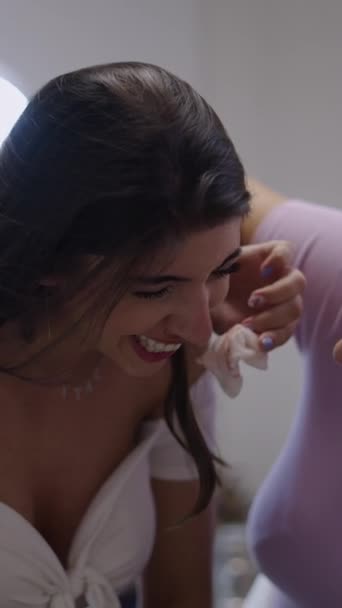 Enjeksiyondan Dolayı Acı Çeken Iki Arkadaş Gülümsüyor Sağlık Sigortası Konsepti — Stok video