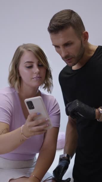 Mädchen Zeigt Ihrem Arzt Etwas Auf Ihrem Handy Gesundheitskonzept Fhd — Stockvideo