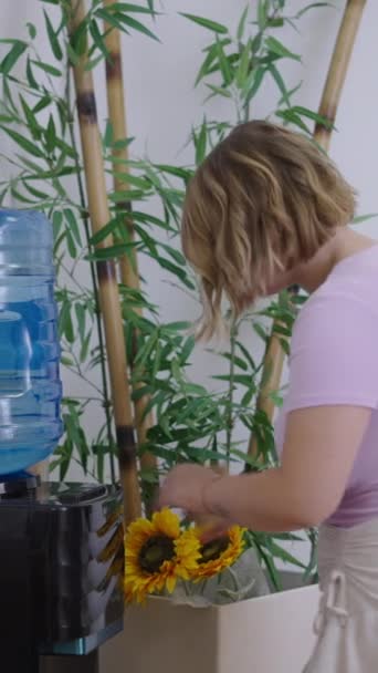 Linda Chica Rubia Bebe Vaso Agua Una Clínica Concepto Healthcare — Vídeos de Stock
