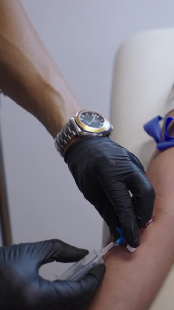 女性の腕に注射を与える男性の腕 Fhd垂直ビデオ — ストック動画