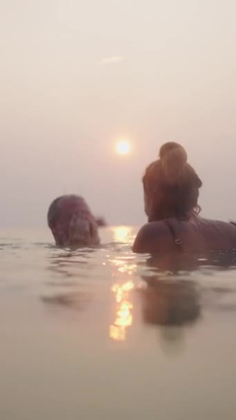 コーカサス人男性とアジアの女性が海水で互いにキス Fhd垂直 — ストック動画