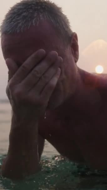 Hombre Caucásico Sonríe Mientras Emerge Del Agua Mar Fhd Vertical — Vídeos de Stock