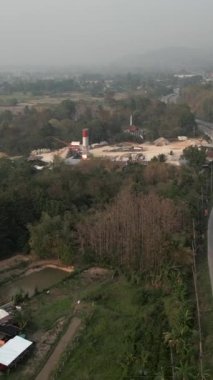 Dağlık bir bölgedeki bir inşaat alanının havadan görüntüsü - Endüstri HD Dikey