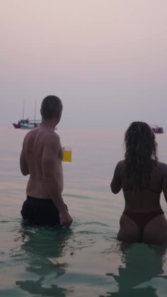 两个恋人在水里举杯庆祝他们的啤酒 Fhd垂直 — 图库视频影像