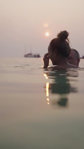 恋のカップルは海水で楽しい時間を過ごしています Fhd垂直 — ストック動画