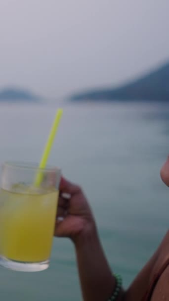 Szoros Egy Pár Iszik Egy Tósztot Tengerben Fhd Függőleges — Stock videók