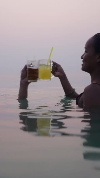 Belo Pôr Sol Com Barcos Segundo Plano Casal Fala Água — Vídeo de Stock