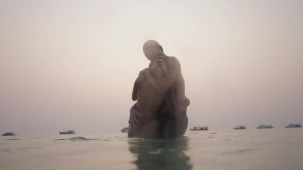 Ein Paar Beim Baden Meer Mit Booten Hintergrund Horizontal — Stockvideo