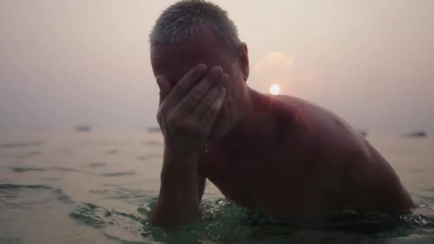 Hombre Caucásico Sonríe Mientras Emerge Del Agua Mar Horizontal — Vídeos de Stock