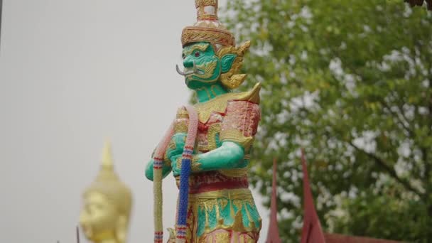 タイの寺院で宗教的な黄金の数字 地元の場所 — ストック動画