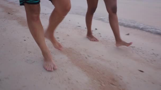 해변을 사람의 다리의 — 비디오