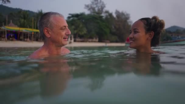 Greyhaired Man Asian Girlfriend Look Each Other Water Horizontal — Stok Video