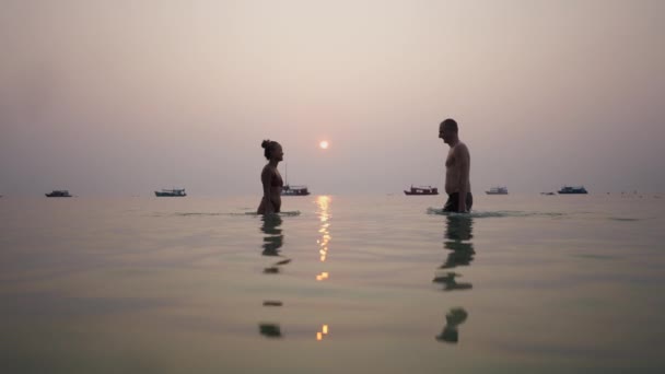 Een Paar Omhelzen Het Water Bij Een Prachtige Zonsondergang Horizontaal — Stockvideo